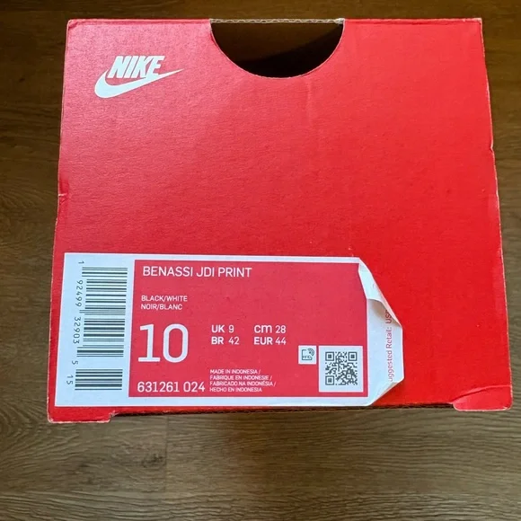 NWT Men’s  Black and White Nike Slides (10) - Picture 7 of 8